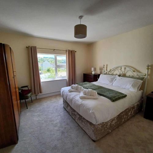 Postel nebo postele na pokoji v ubytování Abbeyfeale Home - Sleeps 6 - Convenient Location