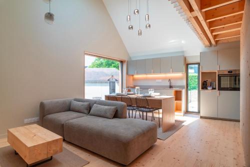 un salon avec un canapé et une cuisine dans l'établissement Ty Lochenn - 2 min à pied du port, à Vannes
