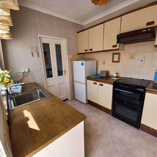 Kuchyň nebo kuchyňský kout v ubytování Abbeyfeale Home - Sleeps 6 - Convenient Location