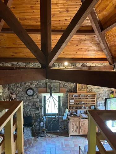 Cette chambre est dotée d'un plafond en bois et de poutres apparentes. dans l'établissement Maison avec balcon à Borne, 70 m², 5 personnes avec jardin, à Mayres