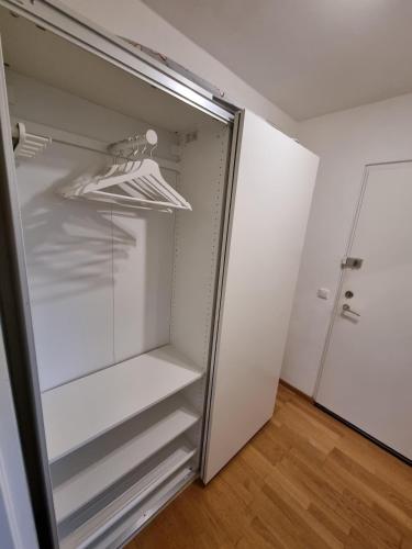 a empty refrigerator in a room at FlamingoSuite 6 min zum See in Herrsching am Ammersee