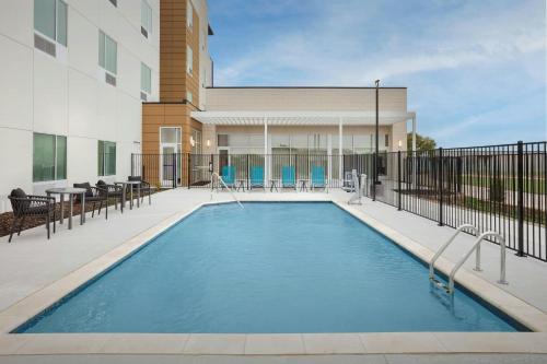 Kolam renang di atau dekat dengan TownePlace Suites by Marriott Forney