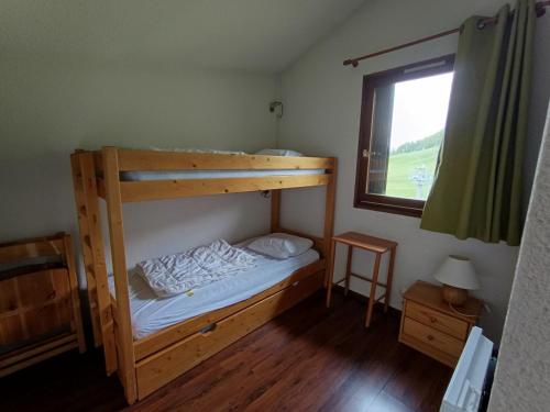 une chambre avec un lit superposé et une fenêtre dans l'établissement Confortable 2 pièces skis aux pieds - 5 pers. - Vue imprenable - FR-1-445-35, à Montgenèvre