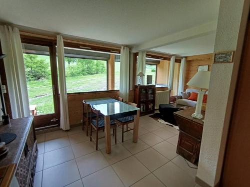 un salon avec une table et un canapé dans l'établissement Appartement 6 pers. - Accès direct pistes - Terrasse ensoleillée - Classé 2* - FR-1-445-10, à Montgenèvre