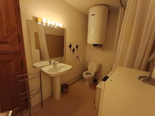 une petite salle de bain avec un lavabo et des toilettes dans l'établissement Appartement 6 pers. - Accès direct pistes - Terrasse ensoleillée - Classé 2* - FR-1-445-10, à Montgenèvre