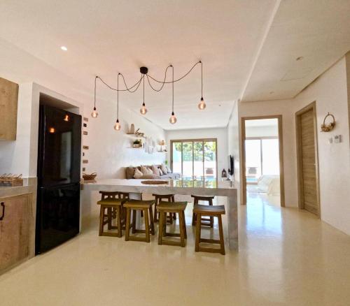 Kuchyň nebo kuchyňský kout v ubytování Maison avec 2 piscines vue mer et montagne