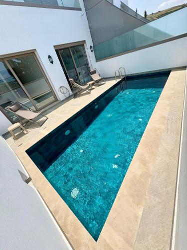 Bazén v ubytování Maison avec 2 piscines vue mer et montagne nebo v jeho okolí