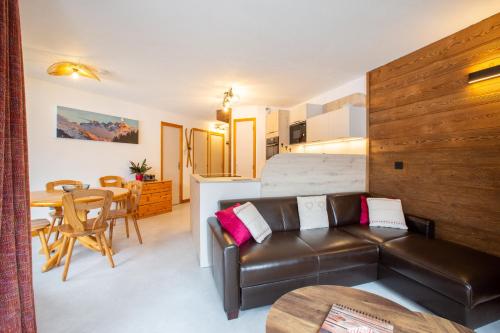 un salon avec un canapé, un lit et une table dans l'établissement Simply Morzine - Apartment le Sautaillet, à Morzine