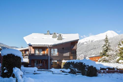 une maison avec de la neige sur le toit dans l'établissement Simply Morzine - Apartment le Sautaillet, à Morzine