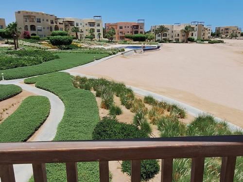 een bankje op een balkon met uitzicht op het strand bij El Gouna 1 Bedroom Waterside in Hurghada