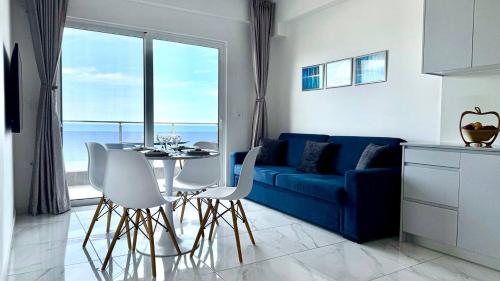 Гостиная зона в FATHOM Sea View Apartment