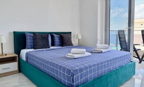 Кровать или кровати в номере FATHOM Sea View Apartment