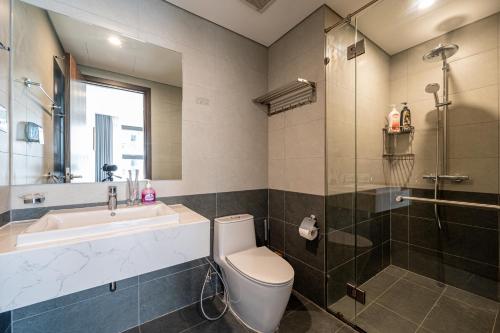 a bathroom with a toilet and a sink and a shower at Studio-GH5 - Vinhomes Grand Park - Thu Duc City in Long Bình