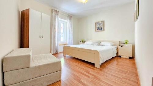 ノヴィグラード・イストラにあるMargarita 1のベッドとソファと椅子のある寝室