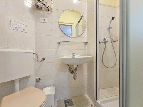 ノヴィグラード・イストラにあるMargarita 1のトイレ、洗面台、シャワー付きのバスルーム