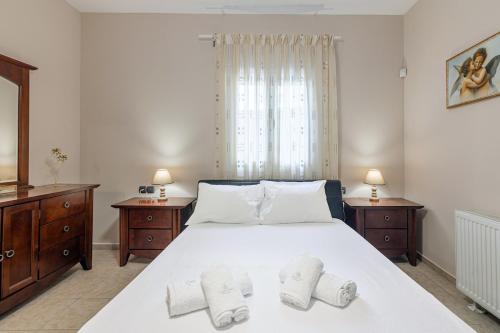 Ένα ή περισσότερα κρεβάτια σε δωμάτιο στο Istamnos Terra Villa Boho Nest- Shared Pool 1