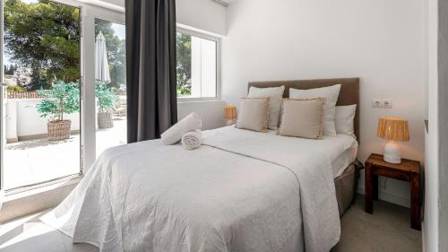 VACATION MARBELLA I Villa Jazmines, 4BDR, Private Pool & BBQ, Golf Valley, Walking Distance to Puerto Banus, High-End Restaurants