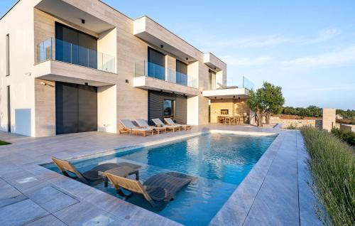 Cozy Home In Sveti Filip I Jakov