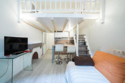 une chambre avec un lit superposé et un escalier dans l'établissement Le Semnoz - studio with mezzanine in the heart of the old town, à Annecy