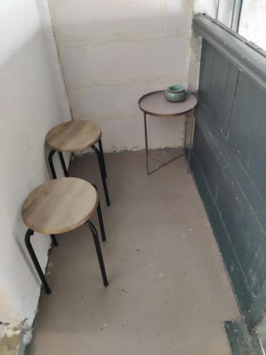 deux tables et deux tabourets dans une pièce dans l'établissement Espace Zen, à Pont-Sainte-Maxence