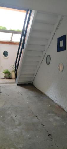 un escalier dans un bâtiment avec un escalier dans l'établissement Espace Zen, à Pont-Sainte-Maxence