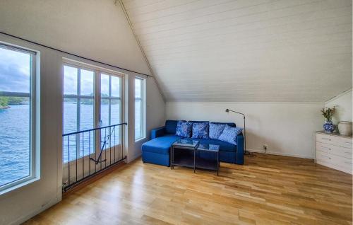 Posezení v ubytování Cozy Home In Lepsøy With House Sea View