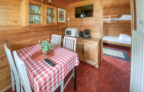 Η κουζίνα ή μικρή κουζίνα στο 1 Bedroom Stunning Home In Byxelkrok