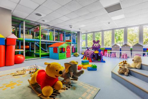 una stanza con molti animali di peluche in una sala giochi di Prawdzic Family Resort & Wellness a Danzica