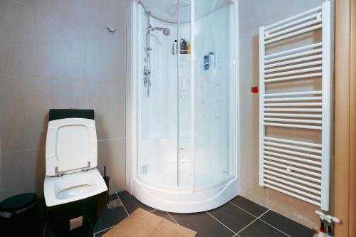 A bathroom at Casa Veranda - 3 Bedroom House with BBQ & Backyard