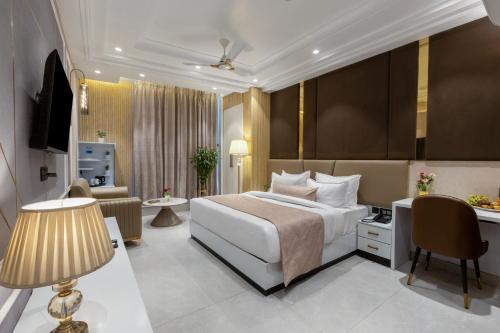Postel nebo postele na pokoji v ubytování Hotel Aroma Suites Near Delhi Airport