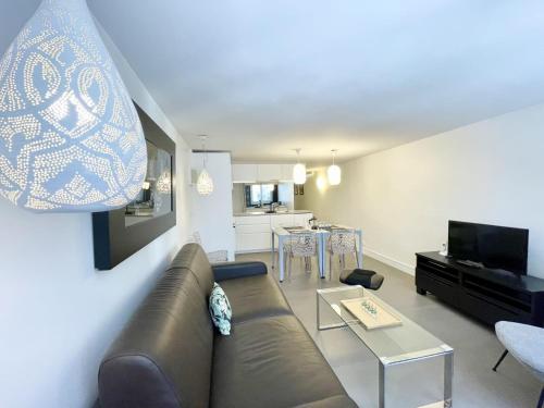 un salon avec un canapé et une table dans l'établissement 202419 - Elegant apartment for 6 people in the Montorgueil area, à Paris