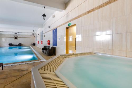 Bazén v ubytovaní Prawdzic Family Resort & Wellness alebo v jeho blízkosti