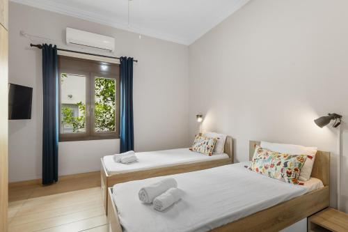 A bed or beds in a room at Casa Veranda - 3 Bedroom House with BBQ & Backyard