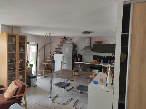 une cuisine et une salle à manger avec une table et des chaises dans l'établissement Maison en centre ville au calme, à La Ciotat