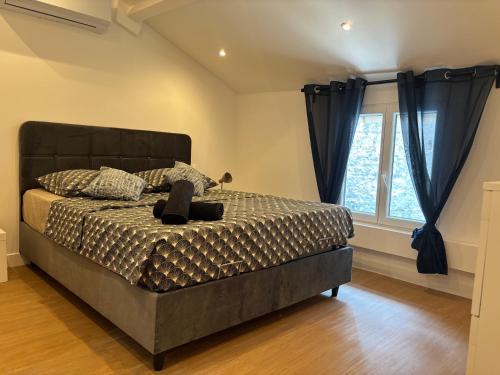 une chambre avec un lit et une fenêtre dans l'établissement L'Entracte, à Marseille