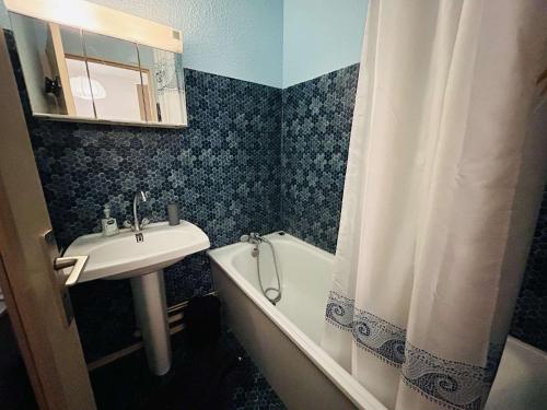 une salle de bain avec un lavabo et des toilettes et une baignoire et un rideau de douche dans l'établissement Studio cabine Cap d'Agde CT030-101, au Cap d'Agde