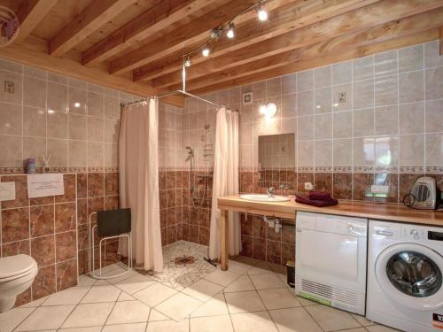 Ένα μπάνιο στο Maison en pierre avec cheminée et terrasse dans le parc Livradois-Forez - FR-1-496-19