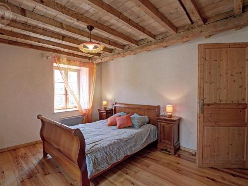 Ένα ή περισσότερα κρεβάτια σε δωμάτιο στο Maison en pierre avec cheminée et terrasse dans le parc Livradois-Forez - FR-1-496-19