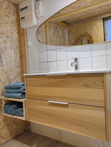 une salle de bain avec un lavabo et un miroir dans l'établissement Studio Chapelle, à Dunkerque