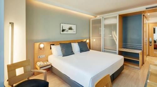 Ένα ή περισσότερα κρεβάτια σε δωμάτιο στο Sercotel Caspe