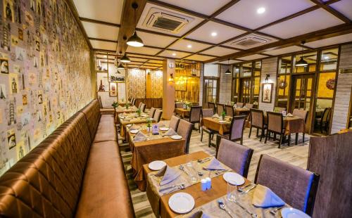 Restaurace v ubytování Hotel Suraj Palace