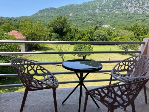 O vedere generală la munți sau o vedere la munte luată de la acest apartament
