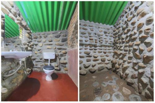 CollemにあるJungle Book Resortのトイレと石の壁がある浴室の写真2枚