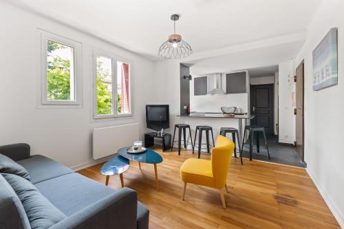 una sala de estar con un sofá y una mesa en T3 Appartement au centre ville, en Annecy