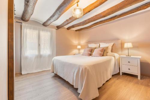 a bedroom with a white bed and a window at Casa Rural El Ahora in Berge