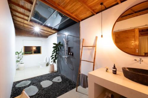 ウルワツにあるJonggi Villa - 2BR Luxury Uluwatu Pool Villaの洗面台と鏡のあるバスルーム