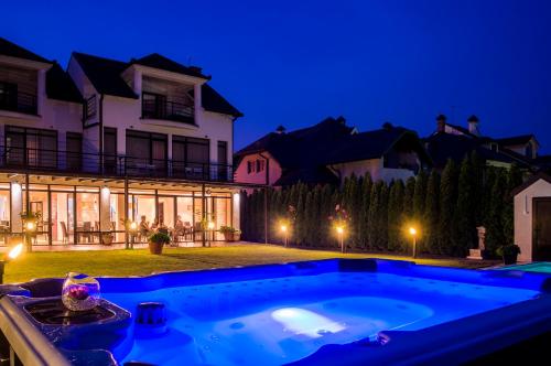 Bazén v ubytování Guest House Panorama Aqualux with Free Parking nebo v jeho okolí