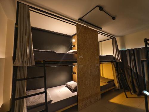 拜县TIMN Hostel Female Only的一间有两张双层床的房间