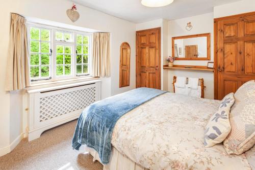 Postel nebo postele na pokoji v ubytování Ruffles Cottage Dunster