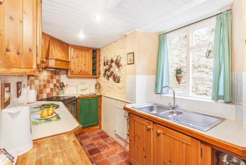 Kuchyň nebo kuchyňský kout v ubytování Ruffles Cottage Dunster